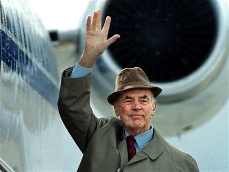 Former German Nazi SS officer Erich Priebke waves to the members of the media as he boards a plane to be extradited to Italy to face a war crimes trial, in Bariloche, southern Argentina in this November 20, 1995 file photo. REUTERS/ Enrique Marcarian/Files