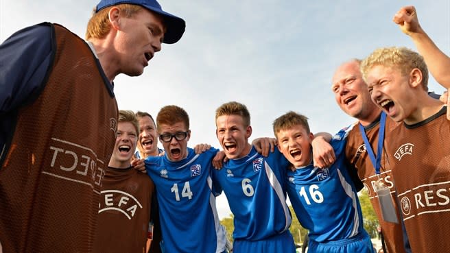 Jóvenes islandeses juegan al fútbol (UEFA)