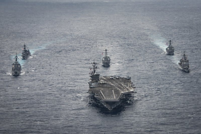 美日艦隊在沖繩一帶聯合演習，為首的是核動力航空母艦卡爾文森號。（美國海軍官網）