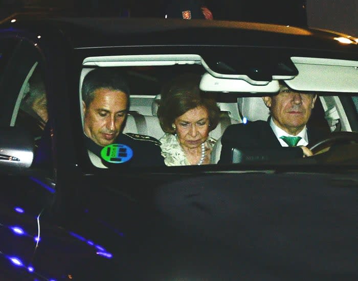 La reina Sofía saliendo del cumpleaños de Leonor