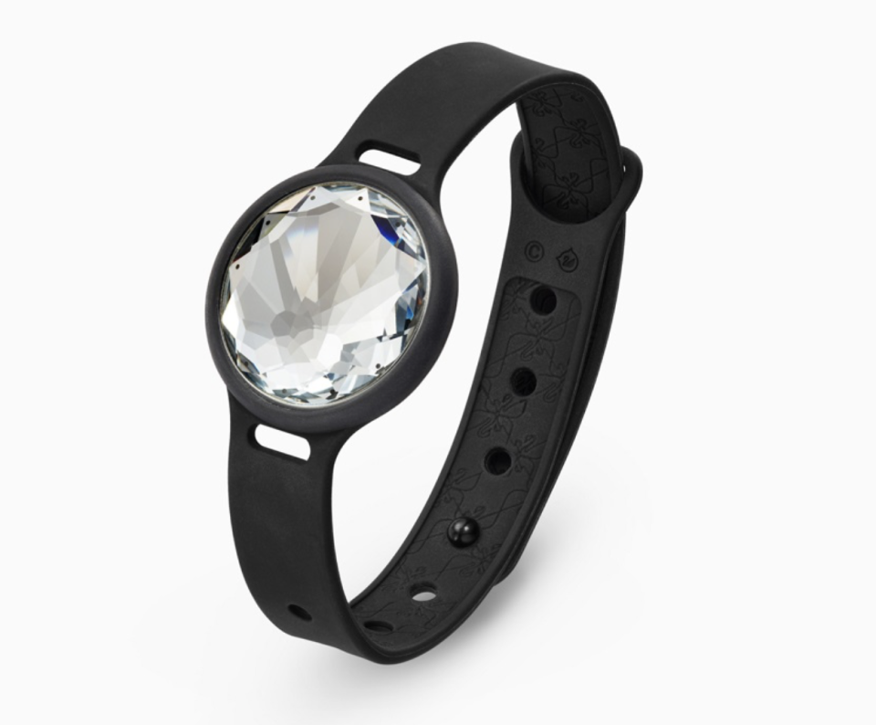 <p>Il Misfit Swarovski Sport è il braccialetto tecnologico che ha un cristallo di Swarovski incastonato. Tiene traccia dei passi, delle calorie bruciate, delle distanze coperte e monitora il sonno offrendo consigli per ottimizzare il riposo. Prezzo: 99.99 dollari su misfit.com. </p>