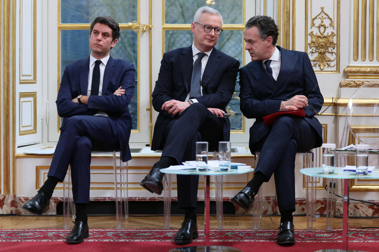 Gabriel Attal, Bruno Le Maire et Christophe Béchu, ici lors d’une conférence de presse sur la crise agricole mercredi 21 février, ont signé tous les trois le décret qui acte les 10 milliards d’euros de coupes budgétaires. 