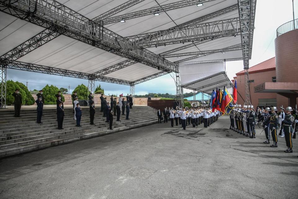 總統蔡英文、副總統賴清德率領官員，在儀隊領李登輝骨灰進場時行扶手禮致敬。（軍聞社提供）