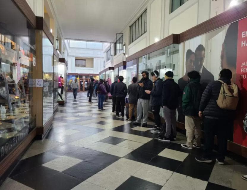 Desde temprano hubo largas filas en los mall. Fuente: Biobio Chile.