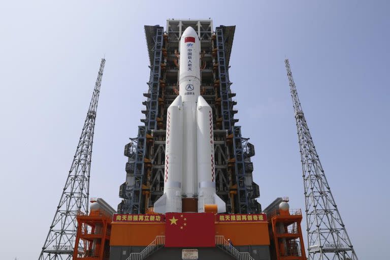 En esta foto publicada por la Agencia de Noticias Xinhua, el módulo central de la estación espacial de China, Tianhe, en el cohete Long March-5B Y2 se traslada al área de lanzamiento del sitio de lanzamiento de la nave espacial Wenchang en la provincia de Hainan, en el sur de China, el 23 de abril de 2021.