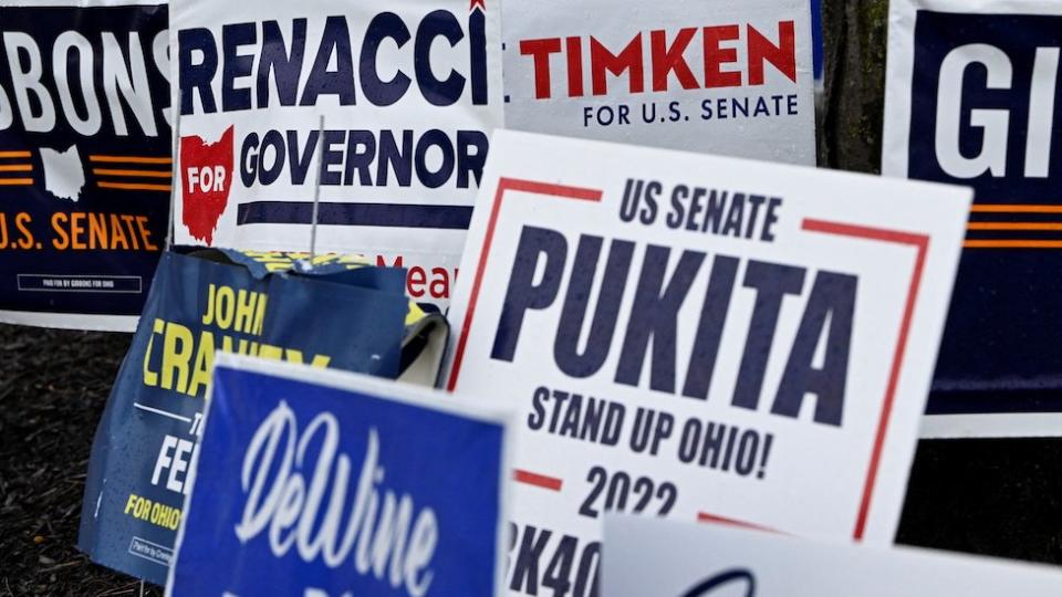 Carteles de propaganda para las primarias de mitad de periodo en Ohio.