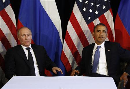 El presidente estadounidense Barack Obama (a la derecha) junto al presidente ruso Vladimir Putin en Los Cabos, México, jun 18, 2012. En septiembre del 2001, cuando Estados Unidos estaba conmocionado por los ataques terroristas contra las Torres Gemelas y el Pentágono, Vladimir Putin apoyó la inminente invasión de Washington a Afganistán, algo que habría sido inconcebible durante la Guerra Fría. REUTERS/Jason Reed