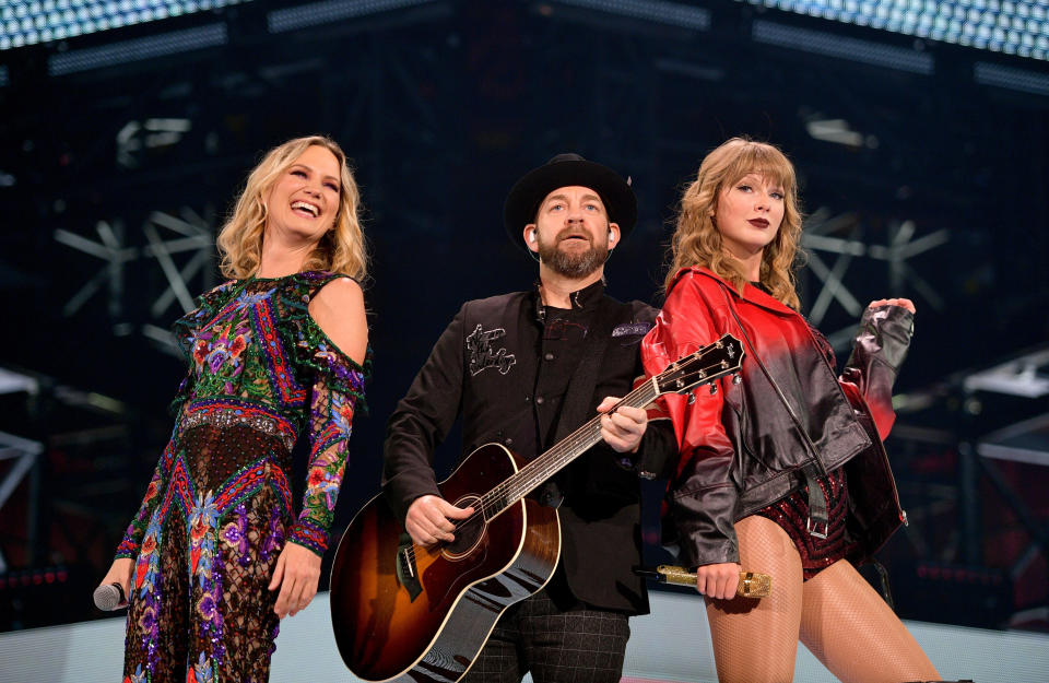 Jennifer Nettles (left) performs with Sugarland band mate Kristian Bush and Taylor Swift in 2018. (Photo: Matt Winkelmeyer/TAS18 via Getty Images)