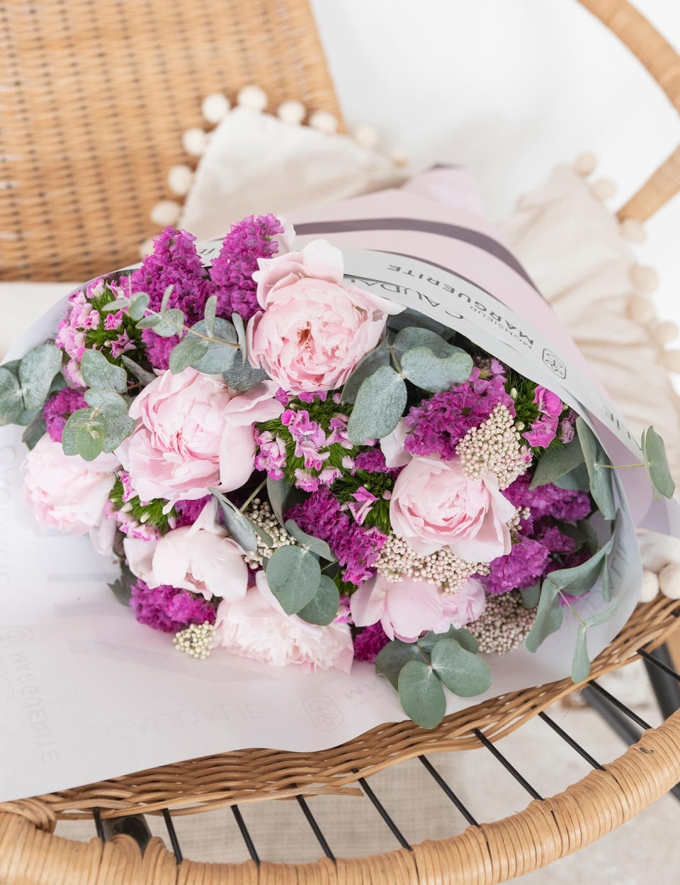 Bouquet de fleurs et produits de beauté