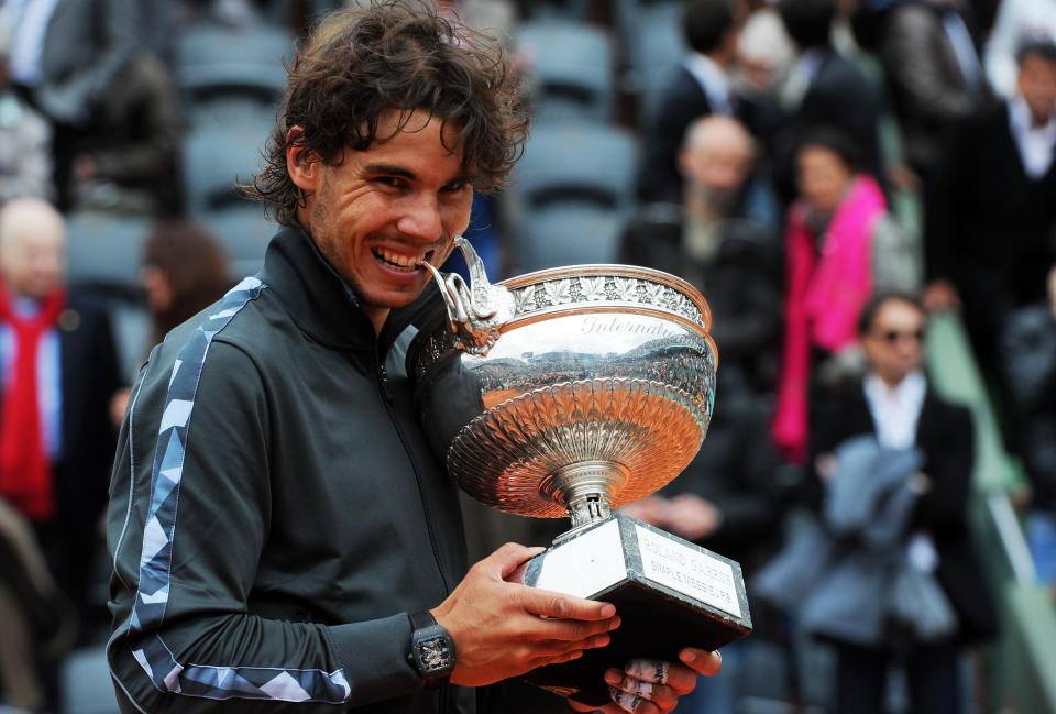 Rafael Nadal con la Coupe des Mousquetaires tras superar a Novak Djokovic en la Final del 2013. Djokovic estuvo en las gradas para el duelo de Nadal ante Alexander Zverev. (Foto: liewig christian/Corbis via Getty Images)