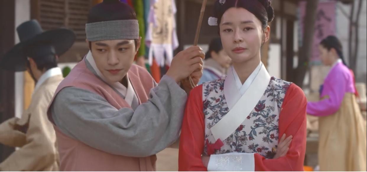 Sung Yi Gyeom (Kim Myungsoo, left) and Hong Da In (Kwon Nara) go undercover as a wealthy merchant and her bumbling male servant in Royal Secret Agent.