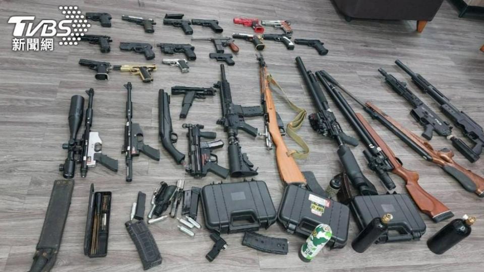 警方在楊男家中搜出大批改造槍械。（圖／TVBS資料畫面）