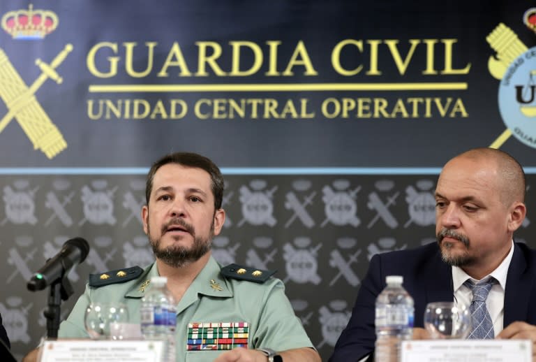 El teniente coronel de la Guardia Civil Óscar Esteban Remacha (izq.) y Tomislav Stambuk, jefe de la unidad de control de drogas de la Policía Nacional de Croacia, informan sobre la red de cocaína desmantelada, el 13 de junio de 2024 en Madrid (Thomas Coex)