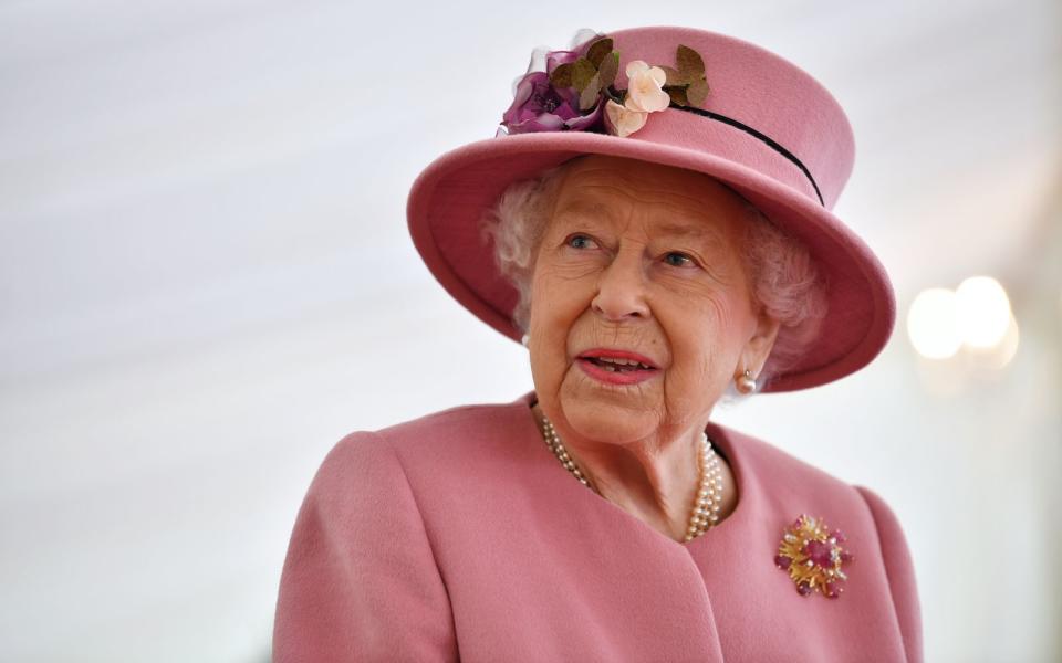 <p>Sie war Königin von Großbritannien, Oberhaupt des Commonwealth, die am längsten regierende Monarchin überhaupt und obendrein vierfache Mutter, achtfache Oma sowie zwölffache Uroma. Zum Tod von Queen Elizabeth II. wurde ihr Leben und Wirken zuletzt in allen Facetten gewürdigt. Und dennoch: Diese 20 Fakten über die Queen kennen Sie vielleicht noch nicht... (Bild: Ben Stansall - WPA Pool/Getty Images)</p> 