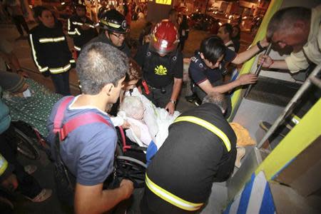 An elderly person is evacuated from a shelter after a tsunami alarm at Antofagasta city, north of Santiago on the southern Pacific coast, April 1, 2014. REUTERS/Stringer