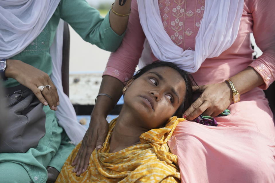 Jahanara Khatoon, de 25 años y que está al final de su embarazo, viaja en un barco hacia un centro médico en Sandoh Khaiti Char, en el estado nororiental indio de Assam, el miércoles 3 de julio de 2024. (AP Foto/Anupam Nath)