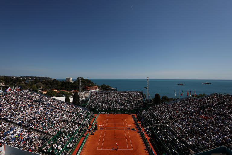 Probablemente la mejor vista del circuito: en Montecarlo y con el Mediterráneo de fondo, durante el partido entre Djokovic y Musetti, en una jornada radiante en el Monte-Carlo Country Club 