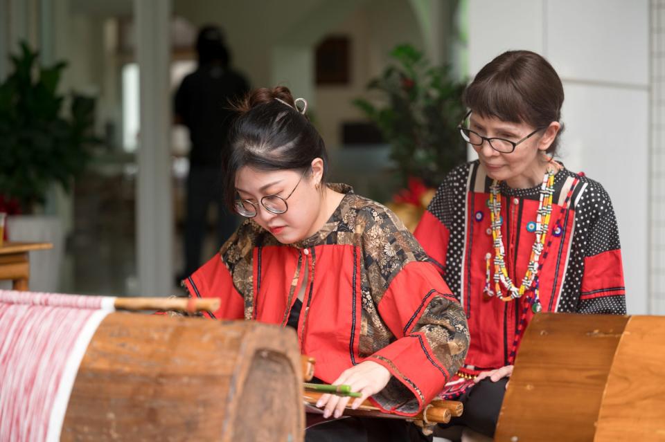 重要傳統工藝賽德克族Gaya tminun傳統織布保存者張鳳英藝師(右)則帶領藝生現場創作賽德克族傳統織布。圖：工藝中心提供