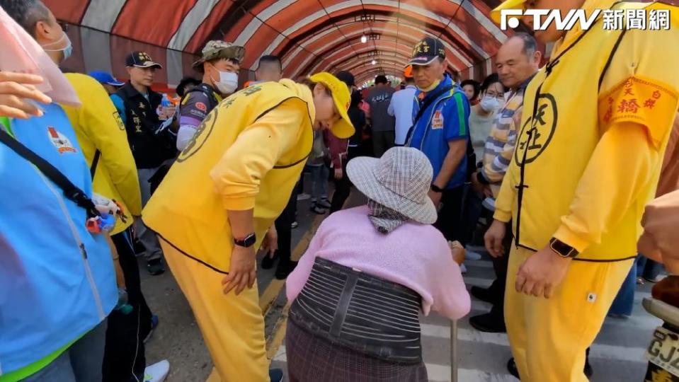 暖心鑼手牽著阿嬤到鑾轎旁拜拜。（圖／白沙屯媽祖網路電視台）