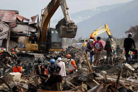 Search teams look for victims of the earthquake and liquefaction, which affected Balaroa neighbourhood in Palu, Central Sulawesi, Indonesia, October 11, 2018. REUTERS/Darren Whiteside