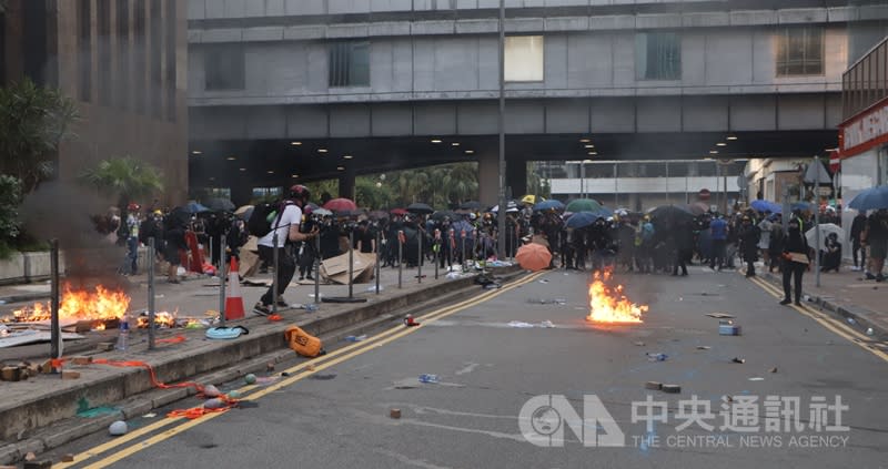 香港市民在1日中共建政70週年紀念日發起「遍地開花」的示威遊行。圖為警民在香港政府總部所在地金鐘爆發衝突後，數百示威者被包圍後散去附近的灣仔。（中央社）