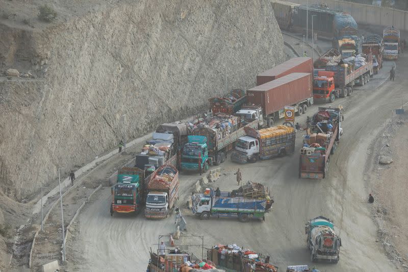 Vehículos cargados con las pertenencias de ciudadanos afganos se dirigen de vuelta a Afganistán, después de que Pakistán diera el último aviso a los inmigrantes indocumentados para que se marcharan, en el paso fronterizo de Torkham entre Pakistán y Afganistán