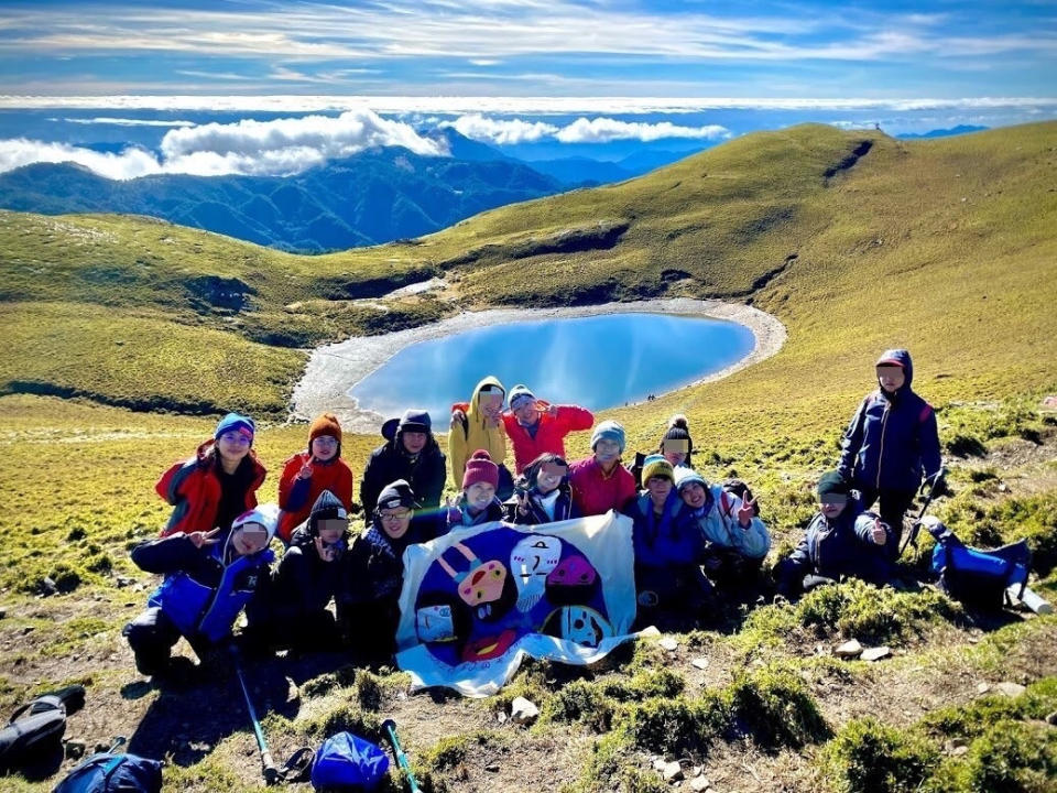 學生在嘉明湖旁合照驚嘆這美麗的台灣高山景色