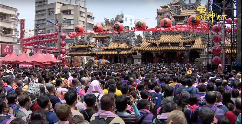 眾人脫帽虔誠朝拜白沙屯媽祖入廟朝天宮。（圖／寶島神很大）