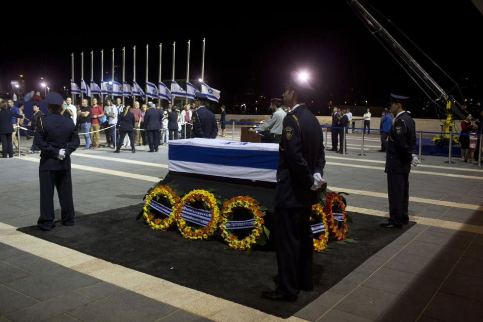 <p>Israeli honor guards stand next to the coffin of former Israeli President Shimon Peres at the Knesset, Israel’s Parliament, on September 29, 2016 in Jerusalem, Israel. (Lior Mizrahi/Getty Images)</p>