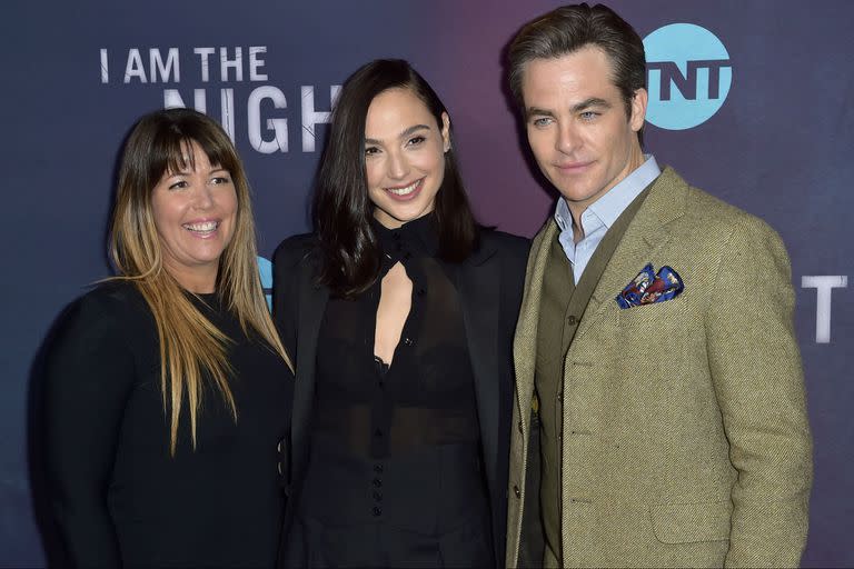 Reunión maravillosa. Gal Gadot, acompañando a Patty Jenkins y a Chris Pine en la presentación de la miniserie I Am the Night, dirigida por Jenkins y producida y protagonizada por Pine