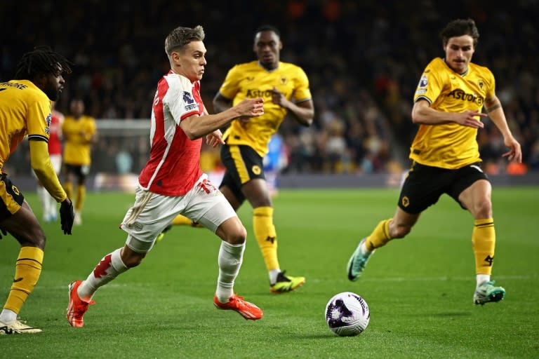 Le milieu d'Arsenal Leandro Trossard à l'attaque sur le terrain de Wolverhampton, le 20 avril 2024 (HENRY NICHOLLS)