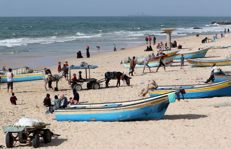 Los palestinos se divierten en una playa en medio de las preocupaciones por la propagación de la enfermedad coronavirus (COVID-19)), en el norte de la Franja de Gaza