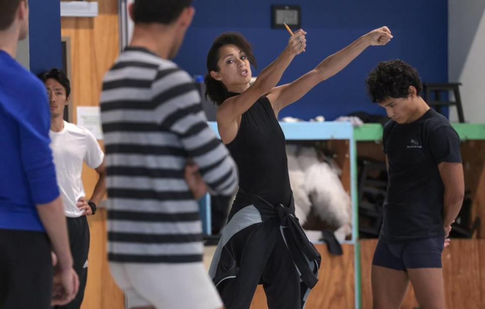 El viernes 17 de abril, la coreógrafa Claudia Schreier, a la derecha, instruye a los bailarines durante el ensayo de su ballet de estreno con los miembros del Miami City Ballet en sus estudios de Miami Beach.