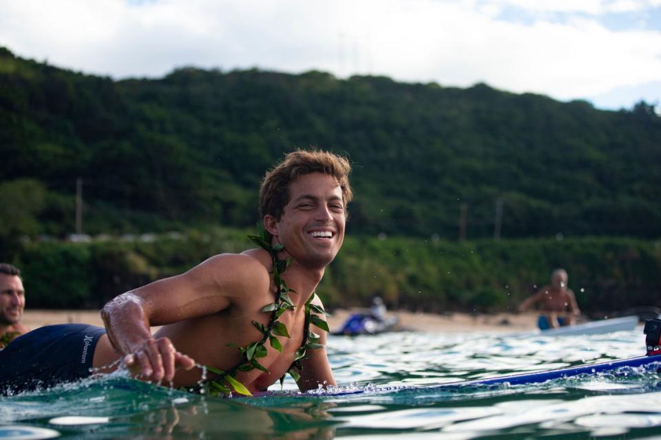 hawaiis big wave surfer kai lenny attends the opening ceremony of the 2018 eddie aikau big wave invitational surfing event at waimea bay on the north shore of oahu in hawaii on november 29, 2018 photo by brian bielmann afp restricted to editorial use photo credit should read brian bielmannafp via getty images