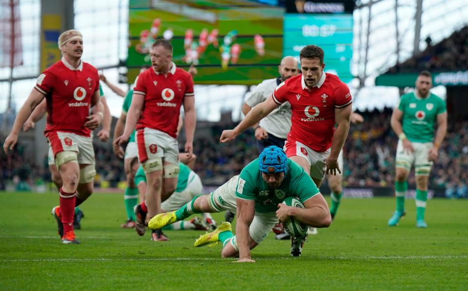 Tadhg Beirne scores