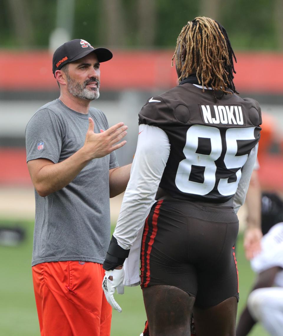 Cleveland Browns head coach Kevin Stefanski talks with David Njoku after OTA workouts on Wednesday, June 1, 2022 in Berea.