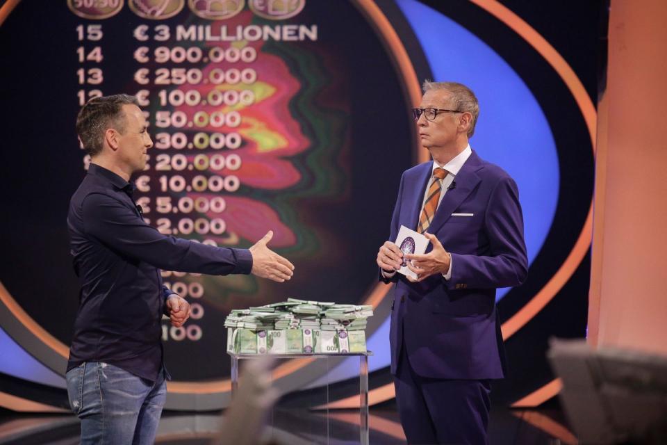 Hand drauf! Christoph Klöckner aus Unterhaching geht mit Günther Jauch den Zocker-Deal ein und beginnt den Ratekampf um drei Millionen Euro. (Bild: RTL / Dirk Borm)