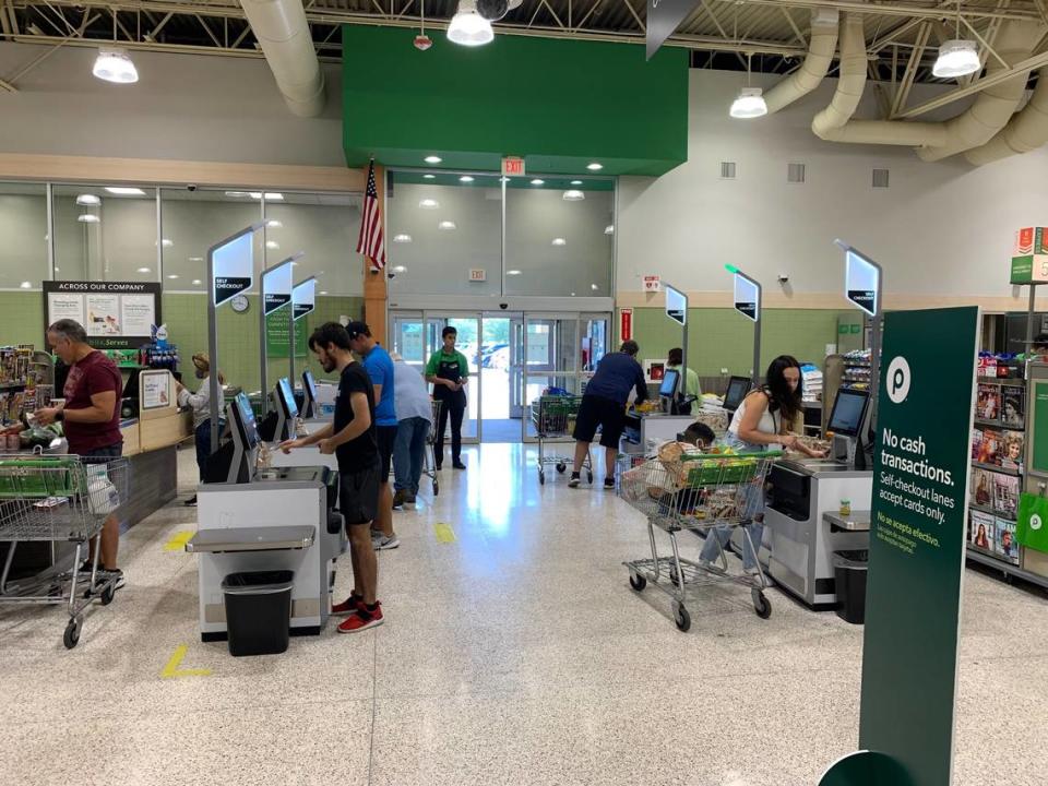 El 2 de octubre de 2022, los clientes usan los carriles de auto-pago recién instalados en el supermercado Publix en 13401 S. Dixie Highway en Pinecrest. La tienda añadió las máquinas unas dos semanas antes.