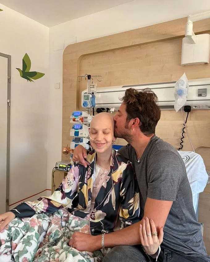 Manuel Carrasco junto a Elena Huelva en el hospital