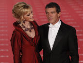 Spanish actor Antonio Banderas (R) and his wife Melanie Griffith pose for photographers on the red carpet as they arrive for the Spanish Film Academy's Goya awards ceremony in Madrid, February 19, 2012. REUTERS/Andrea Comas (SPAIN - Tags: ENTERTAINMENT) 