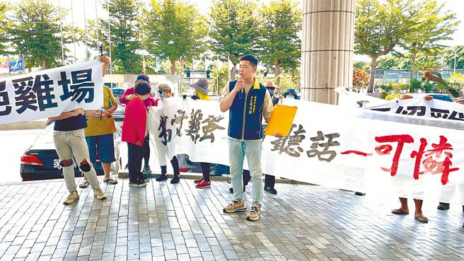 台東市康樂里及建農里逾50名居民，29日集結於台東縣議會，拉白布條、高喊口號，反對養雞場進駐家園。（蕭嘉蕙攝）