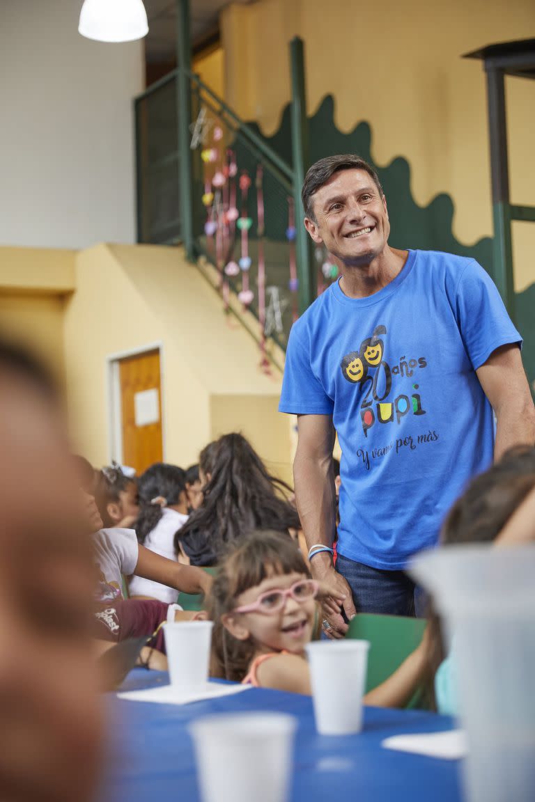 Rodeado de niños y con una amplia sonrisa, el Pupi siempre está dispuesto a ayudar