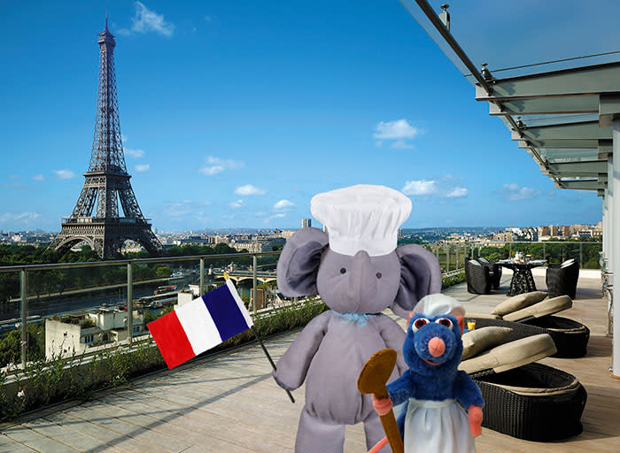 Durante su visita a París, no podía faltar encontrarse con su amigo Remy, de la película Ratatouille. Foto: Imgur.com/Astrophysicyst