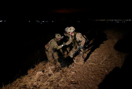 U.S. army forces participate in combat training in the northern Iraqi city of Erbil, December 22, 2016. Picture taken December 22, 2016. REUTERS/Ammar Awad