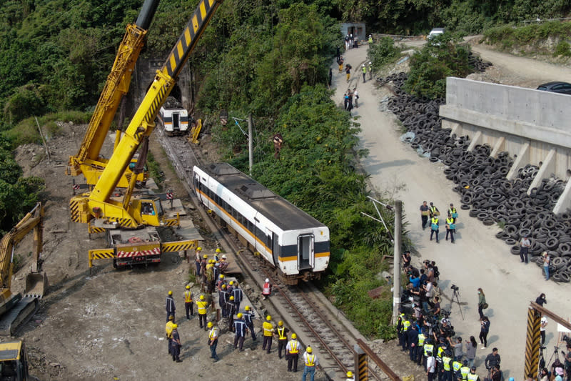 部分車廂傾斜卡在隧道內，3日進行吊掛作業，將車廂陸續吊掛拖離隧道口。中央社記者吳家昇攝 110年4月3日