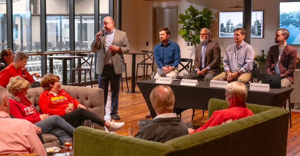 Greg Farmer, The Star’s executive editor, from left, introduces Chiefs writers and columnists Jesse Newell, Vahe Gregorian, Blair Kerkhoff and Sam McDowell to subscribers at an event at J. Rieger & Co. distillery. Nick Wagner/nwagner@kcstar.com