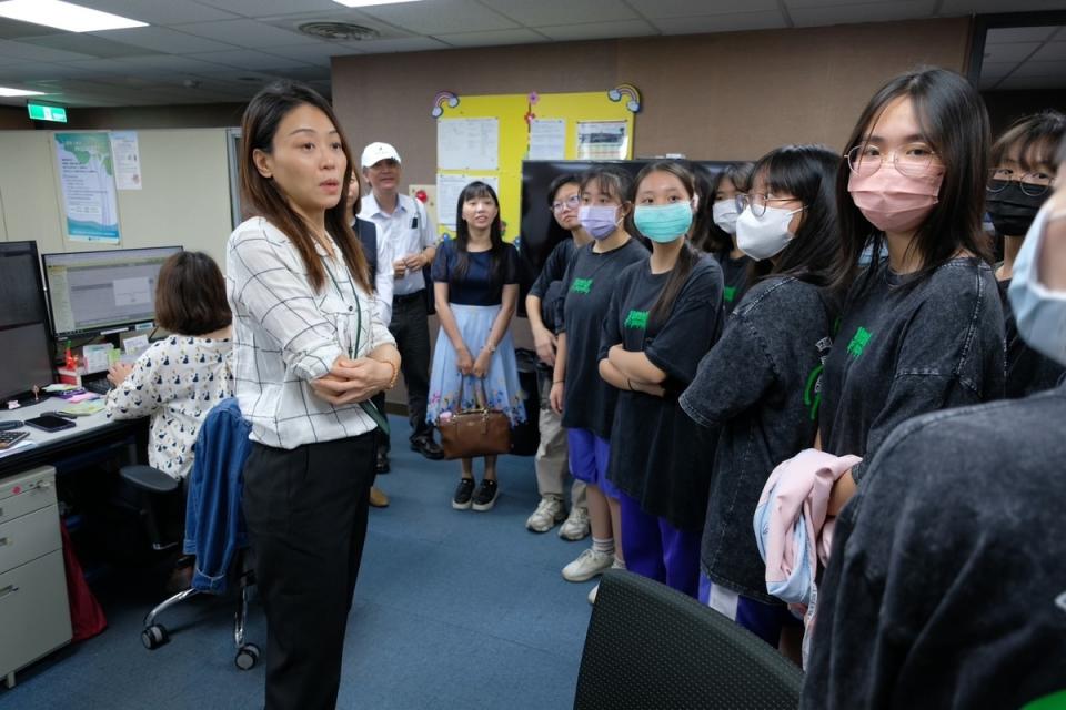 學生現場踴躍提出問題。   圖：小港高中/提供