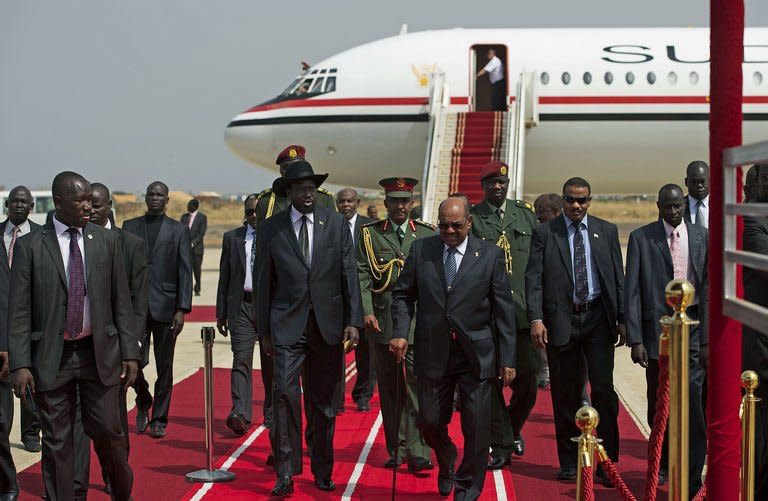 South Sudan's President Salva Kiir (C-L) and Sudan's President Omar al-Bashir (C-R) at Juba airport on April 12, 2013. Bashir arrived in South Sudan for the first time since his 2011 visit for the country's independence, a sign of easing tensions after bloody border battles in 2012