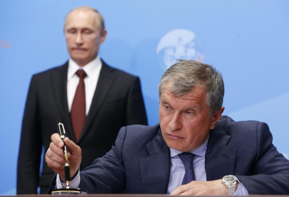 Russia's President Vladimir Putin (back) and Rosneft CEO Igor Sechin attend a signing ceremony at the St. Petersburg International Economic Forum 2014 (SPIEF 2014) in St. Petersburg in May 2014. (Photo: Sergei Karpukhin/Reuters)