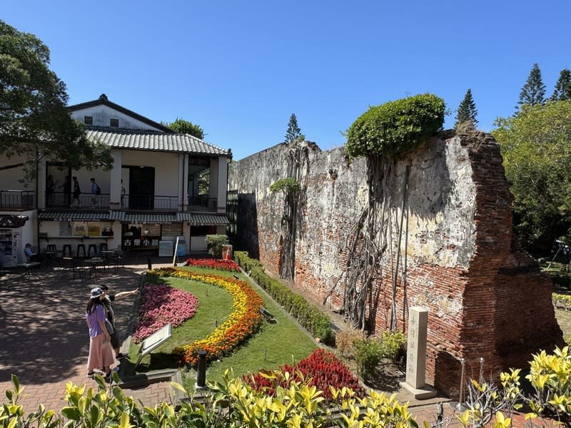 熱蘭遮城見證台南古城地位 荷蘭東印度公司1624年在安平興建堡壘要塞，1628年 改名為熱蘭遮城，作為在東亞貿易轉運重地及防禦前 線，400年後雖僅遺留巨大牆面，仍見證台南古城地 位。 中央社記者張榮祥台南攝  113年3月16日 